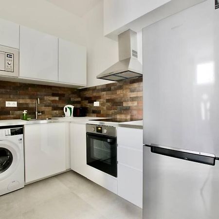 Premium Apartment By Hi5 - Central 3 Bedroom Budapest Bagian luar foto