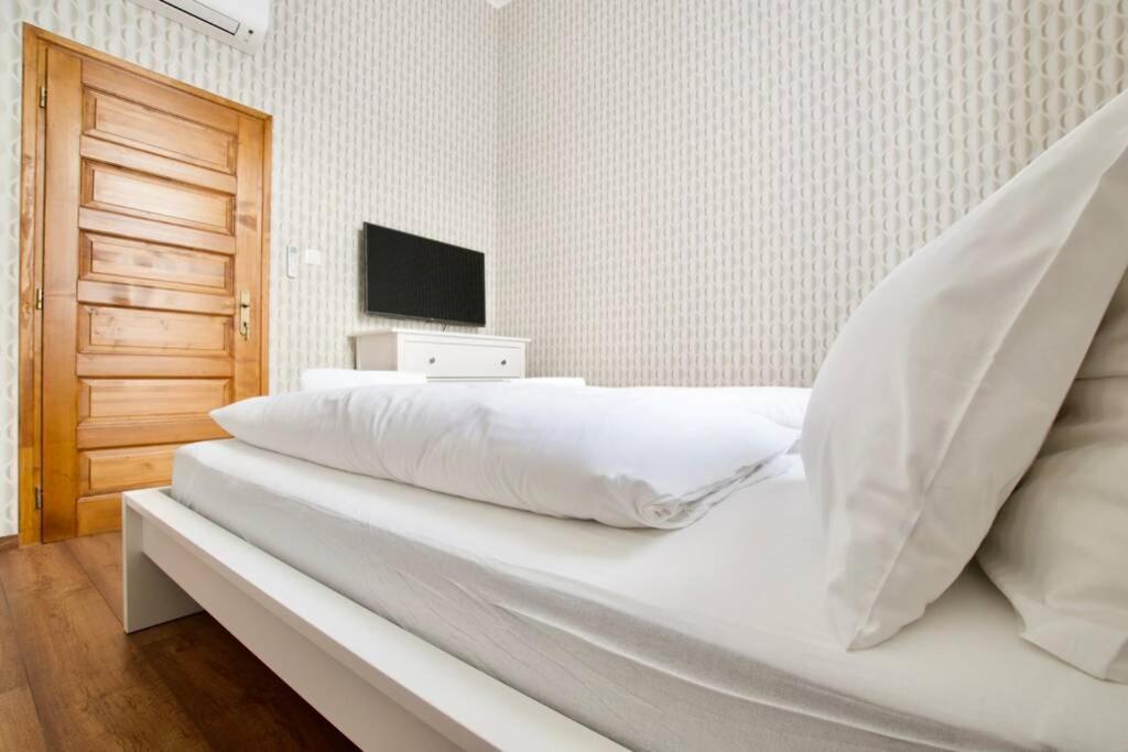 Premium Apartment By Hi5 - Central 3 Bedroom Budapest Bagian luar foto