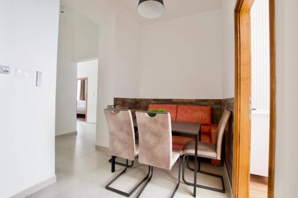Premium Apartment By Hi5 - Central 3 Bedroom Budapest Bagian luar foto