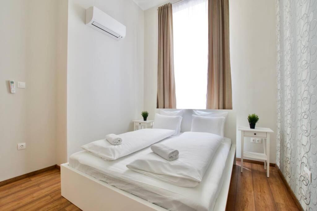 Premium Apartment By Hi5 - Central 3 Bedroom Budapest Bagian luar foto