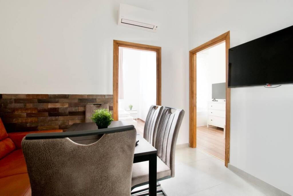 Premium Apartment By Hi5 - Central 3 Bedroom Budapest Bagian luar foto