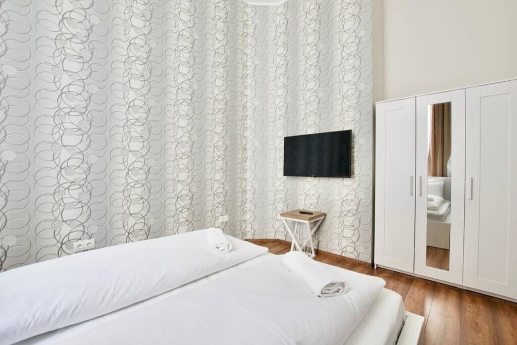 Premium Apartment By Hi5 - Central 3 Bedroom Budapest Bagian luar foto