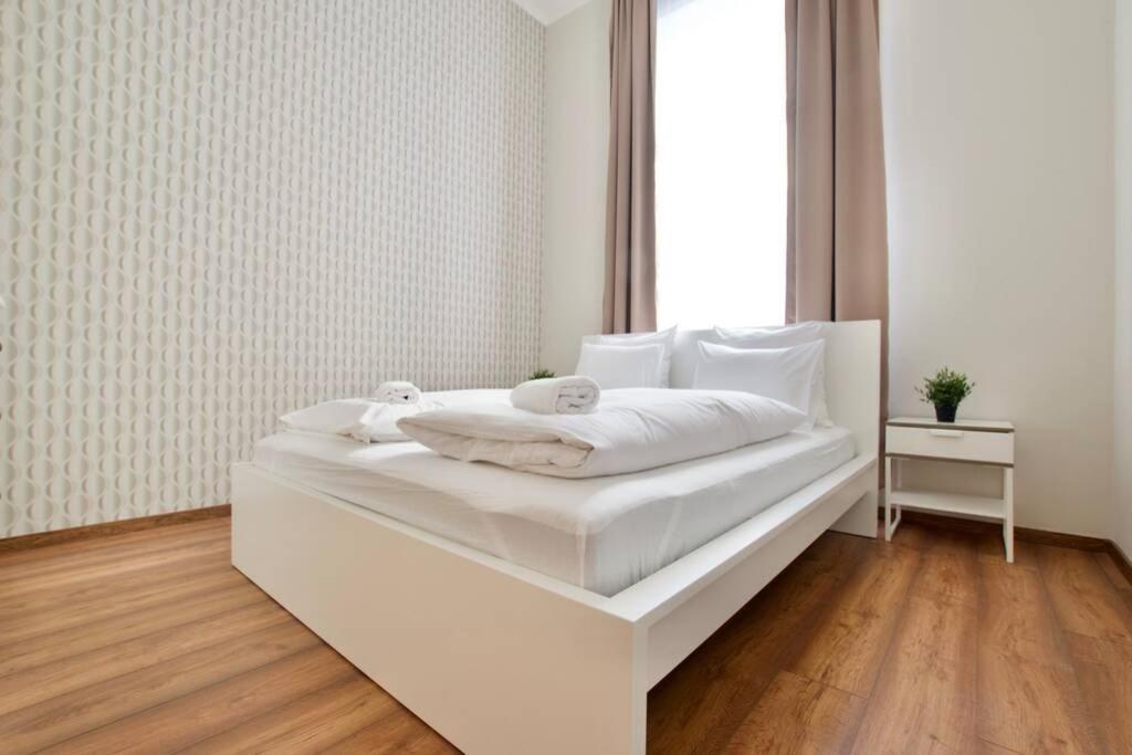 Premium Apartment By Hi5 - Central 3 Bedroom Budapest Bagian luar foto