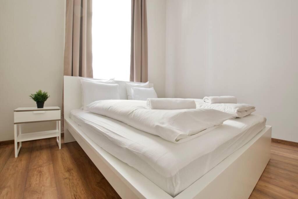Premium Apartment By Hi5 - Central 3 Bedroom Budapest Bagian luar foto