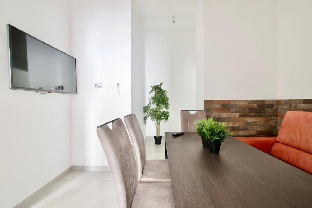 Premium Apartment By Hi5 - Central 3 Bedroom Budapest Bagian luar foto